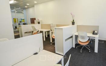 Modern office space rental at Dreikönigstraße 31A, Zürich Enge, featuring well-organized workstations and bright lighting.